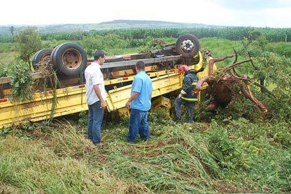 Caminhão de bebidas capota na BR 365 e outro sai da pista quase ao mesmo tempo