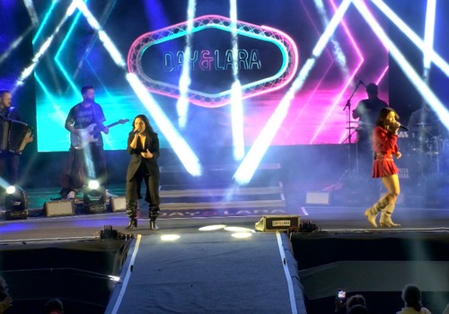 Com uma explosão de luzes, Day e Lara abrem show com "Até ex duvida"; veja ao vivo