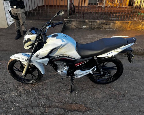 Motociclista com CNH vencida desde 2019 é preso após fuga de blitz e colisão frontal em Patos de Minas