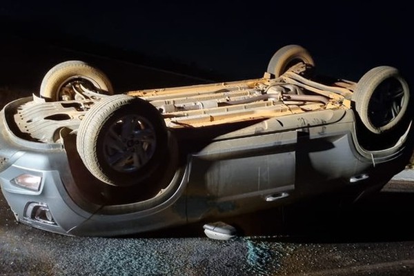Carro para com as rodas para o alto após motorista passar direto em trevo na BR 146