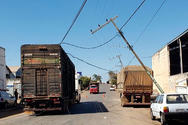Carreta arrasta fiação, quebra postes de iluminação pública e deixa moradores sem energia