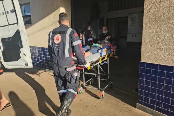 Jovem é socorrido pelo samu após ser atacado a tiros na avenida JK