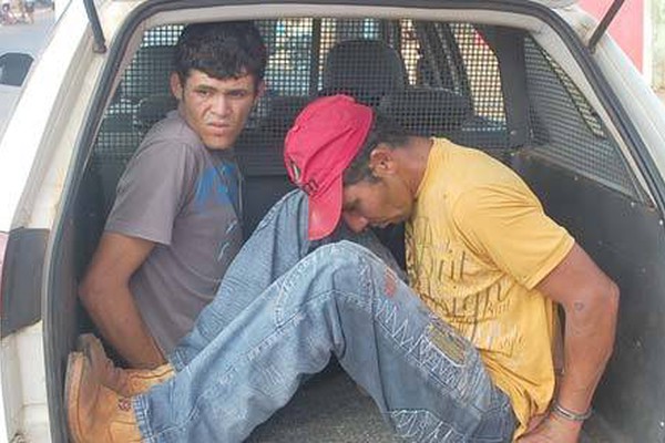 Dupla com moto furtada e droga é abordada tentando abastecer e acaba presa