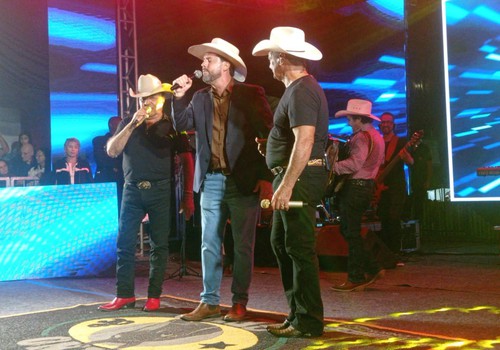 Prefeito Falcão canta "Vestido de seda" com Gino e Geno na Fenapraça; veja ao vivo