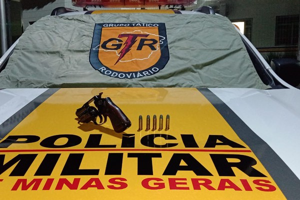 Motorista é flagrado com arma de fogo carregada dentro do carro na MGC-354 e acaba preso em Patos de Minas