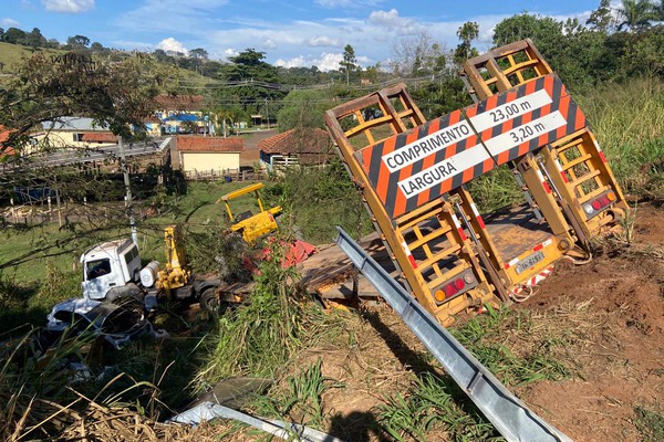 Caminhão-prancha com maquinários perde freio na MGC354 e atinge outros seis veículos