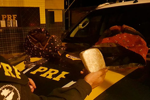 Passageiro é preso após PRF encontrar meio quilo de crack em bagagem de ônibus na BR365