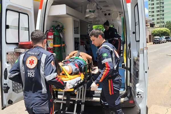 Pedestre é atropelado no Centro de Patos de Minas e tem que ser socorrido pelo SAMU