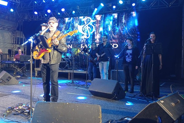 Professores do Conservatório cantam rocks internacionais e flashbacks na Fenapraça; veja ao vivo