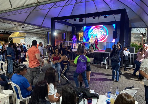 Banda Inox leva animação para o palco do coreto e coloca público para dançar na Fenapraça; veja ao vivo