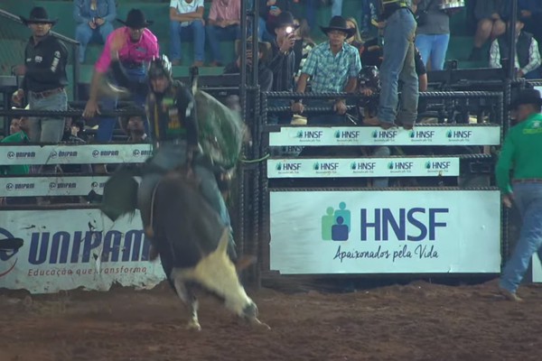 Touro se contorce todo em rodopio, escorrega e peão fica duro no lombo do animal; veja ao vivo