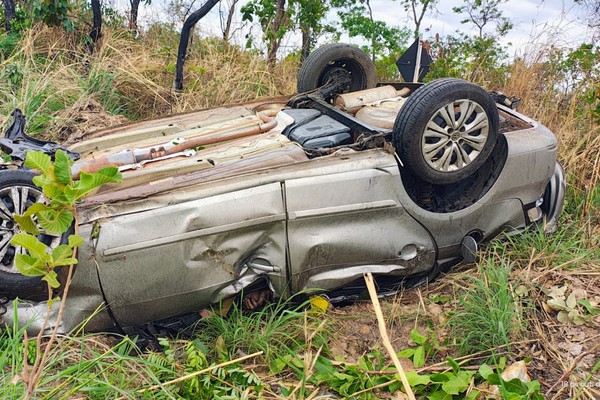 Motorista e passageiro morrem em trágico capotamento na MG 190