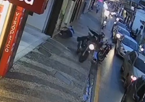 Motociclista sobe em calçada, atinge entregador e bate em carro no Centro de Patos de Minas; veja vídeo