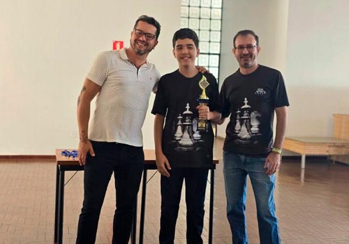 Adolescente autista de São Gotardo vence torneio de xadrez em Patos de Minas