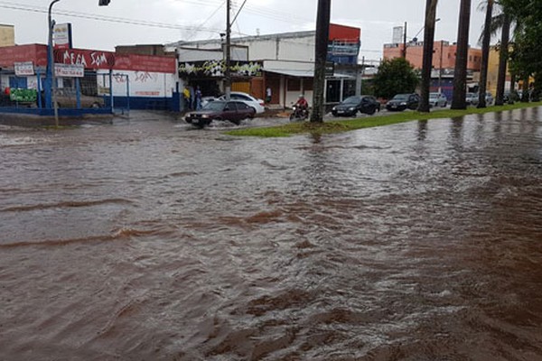 Temporal deixa ruas alagadas em Patos de Minas e motoristas ficam presos na enxurrada 