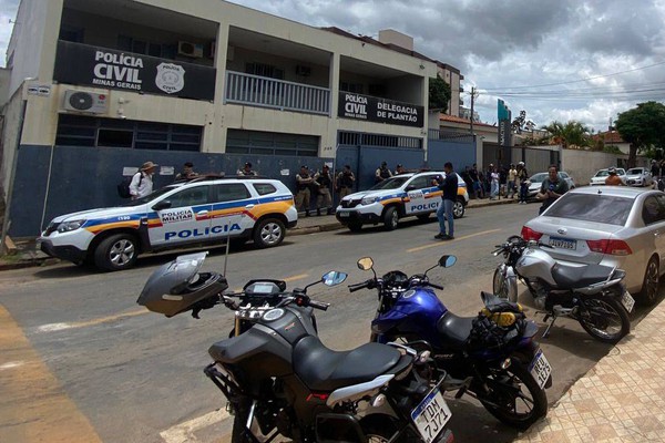 Motorista confessa que bateu em entregador de forma intencional após ter sido xingado; o carro seria clonado