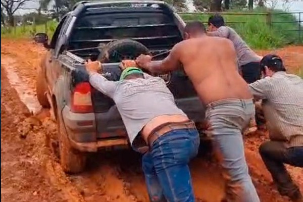 Moradores sofrem com atoleiros e cobram do DER recuperação da LMG 743