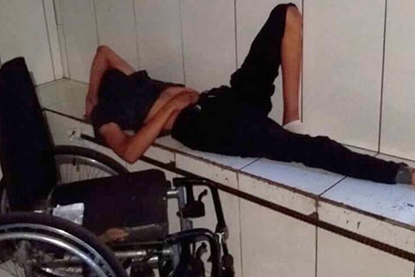 Cadeirante de 22 anos é preso ao ser flagrado furtando em supermercado no centro da cidade
