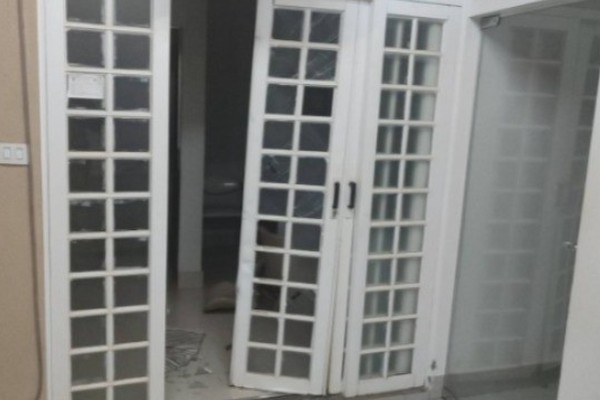 Bandido arromba clínica e furta notebooks e celulares em Patos de Minas