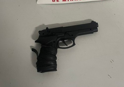 Homem sai para passear com cães e sofre assalto com simulacro de arma de fogo, em Patos de Minas