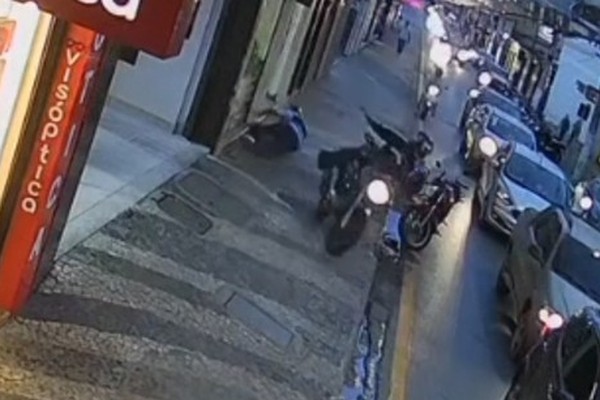 Motociclista sobe em calçada, atinge entregador e bate em carro no Centro de Patos de Minas; veja vídeo