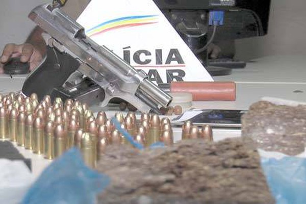 Após denúncia, homem é preso com tabletes de maconha, pistola e munições