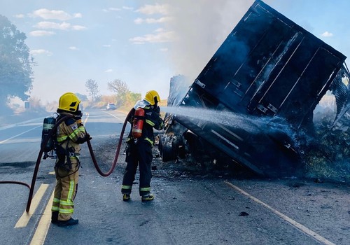 Carreta carregada com batatas congeladas é destruída por incêndio na BR 146