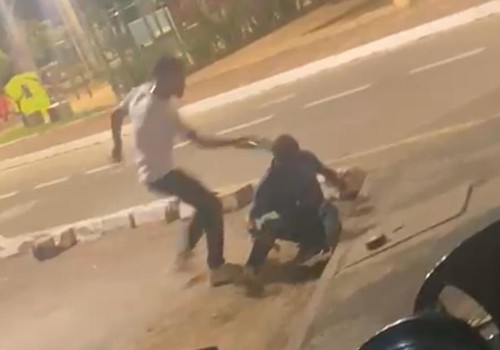 Vídeo mostra homem sendo agredido com garrafada na cabeça durante briga na orla da Lagoa Grande