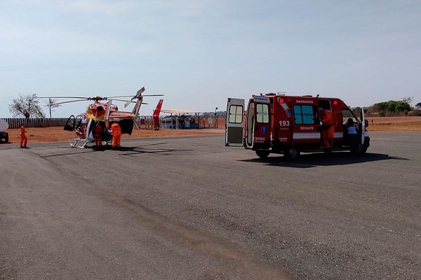 Criança de 6 anos com câncer é transferida de helicóptero do Corpo de Bombeiros para BH
