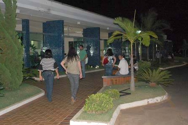 Irmã de Gusttavo Lima é velada em Patos antes de ser enterrada na terra natal