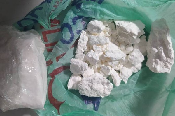 Homem é preso com grande quantidade de drogas, dinheiro, munições e materiais para o tráfico no Jardim Esperança