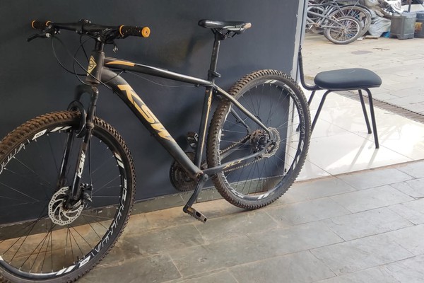 Após denúncia, jovem é preso com drogas, arma e bicicleta furtada em Patos de Minas