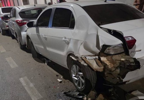 Após beber caixas de cerveja, motorista atinge carro estacionado e, por efeito dominó, mais 2 veículos em Patos de Minas