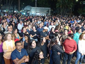 Público se diverte no início da noite do 1º dia de Fenapraça 2025; veja ao vivo