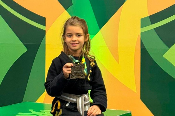 Patense de apenas 7 anos se destaca em campeonatos de jiu-jitsu e coleciona medalhas