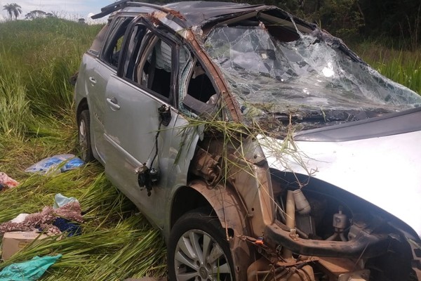 Carro com 7 pessoas tenta desviar de buraco na BR 146, capota várias vezes e todos ficam feridos em Patos de Minas