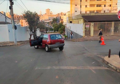 Condutor com sinais de embriaguez não percebe parada obrigatória e atinge outro veículo em Patos de Minas