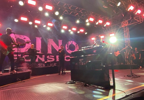 No teclado, Dino Fonseca canta o sucesso “November rain”; veja ao vivo