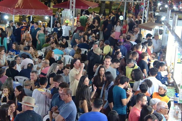 Gastronomia atrai grande público e barraquinhas da Praça do Coreto ficam lotadas