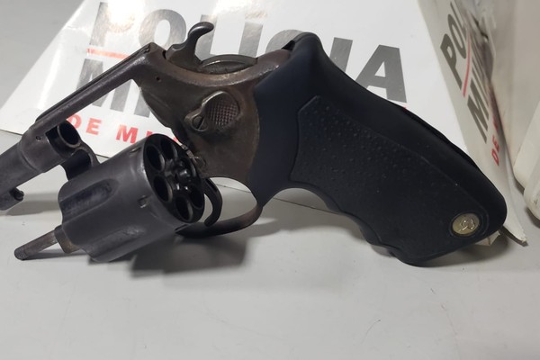 Dupla é presa após ser flagrada pela Polícia Militar com arma de fogo escondida no carro