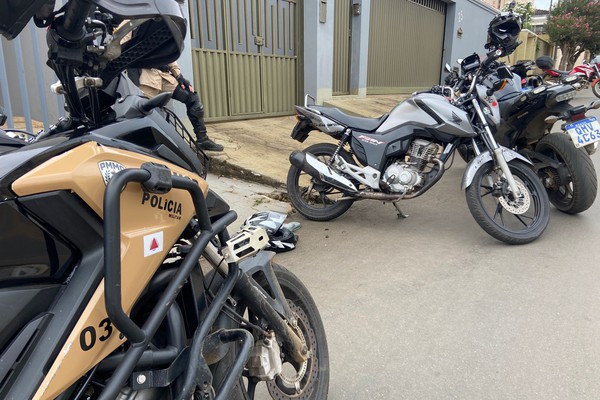 Jovem inabilitado provoca fuga alucinante em motocicleta, mas cai e acaba preso em Patos de Minas