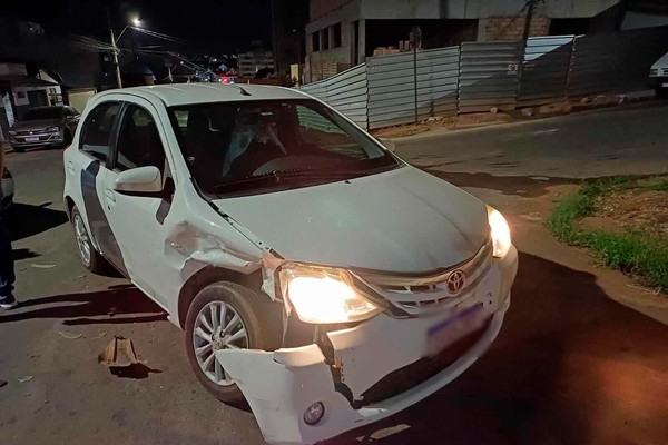 Motorista é preso após avançar parada e bater em outro carro a alguns metros da delegacia