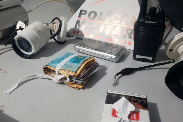 Polícia Militar apreende drogas, dinheiro e balança em casa monitorada no Alto da Colina