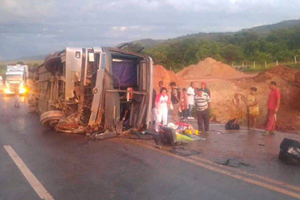 Acidente com ônibus clandestino mata duas pessoas na BR146; criança desaparecida é encontrada