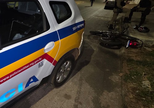 Moto vai parar debaixo de viatura após condutor ser flagrado em apenas uma roda; ele foi preso também por embriaguez