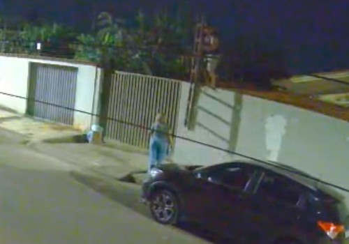 Homem sofre traumatismo craniano após cair de muro de residência; câmera registrou a queda
