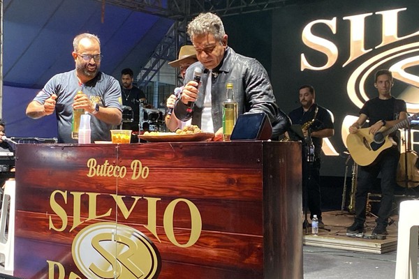 Silvio & Robson montam um buteco com tira-gosto e cachaça no palco da Fenapraça 2026; veja ao vivo