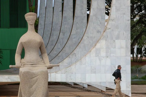 Primeira Turma do STF forma maioria para manter prisão de Bolsonaro