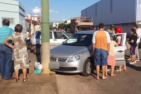 Motorista avança parada obrigatória ao ser atrapalhada pelo sol e provoca acidente