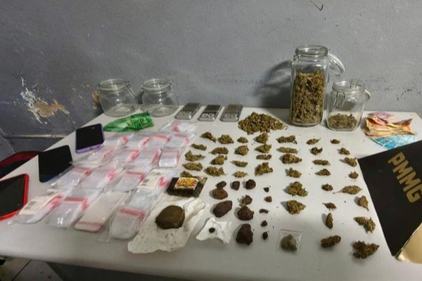 Após denúncia anônima, Polícia Militar encontra grande quantidade de drogas e prende três jovens em Patos de Minas